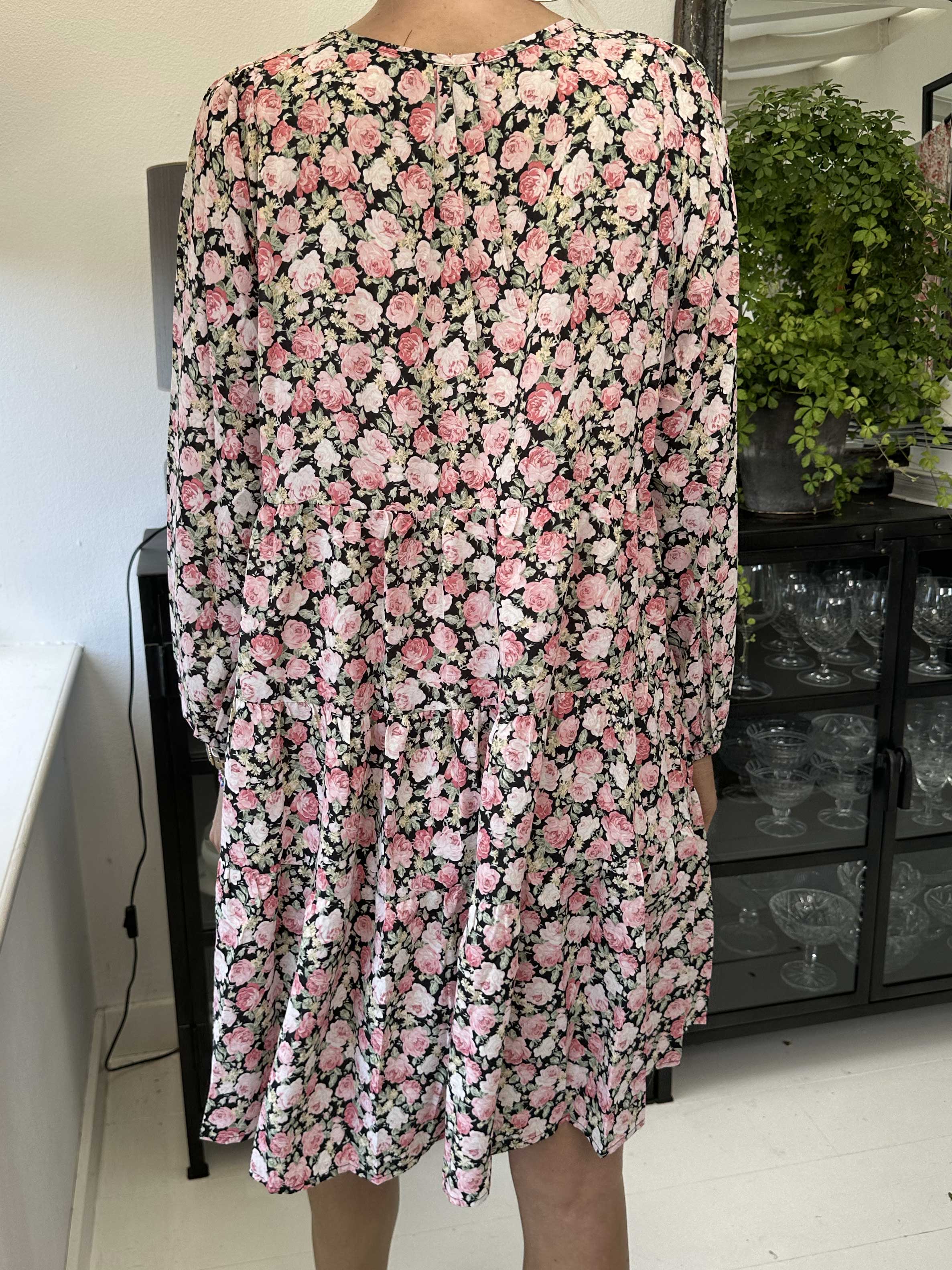 Hannah - Sød blomstret kjole med lag på lag look